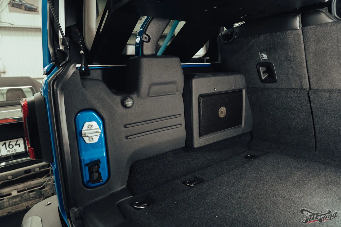 Прокачали Jeep Wrangler Rubicon, часть 2: установка цветных ремней безопасности, доработки по кузову. Как выглядит автомобиль после всех работ?